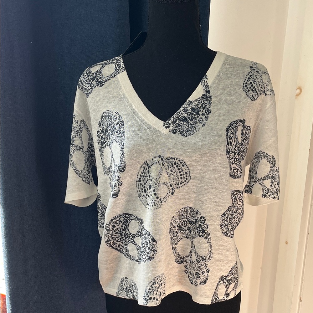 Skull Cashmere Women's V-Neck Short Sleeve Tee in White and Black Skull linen